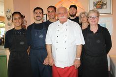 Sie verwöhnen ihre Gäste mit frischen und original italienischen Gaumenschmeichlern: Sofia, Luiz, Pablo, Antonio Lagrasta, Marcel Alte, Marta Tilentzdis und Ulrike Tautz (v. lks.). Die langjährigen Mitarbeiter schätzen das gute Betriebsklima und die Wertschätzung, die ihnen entgegengebracht wird.