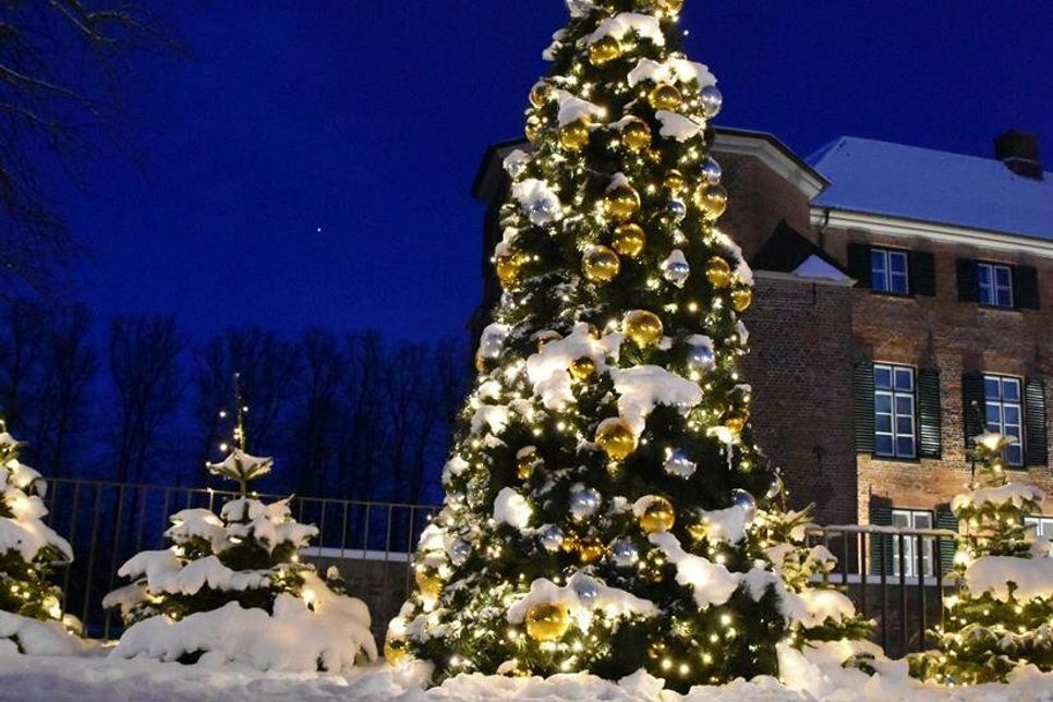 Festlicher Glanz zur blauen Stunde in Eutin von Kim Neddermeyer (@MeerwehFotos).