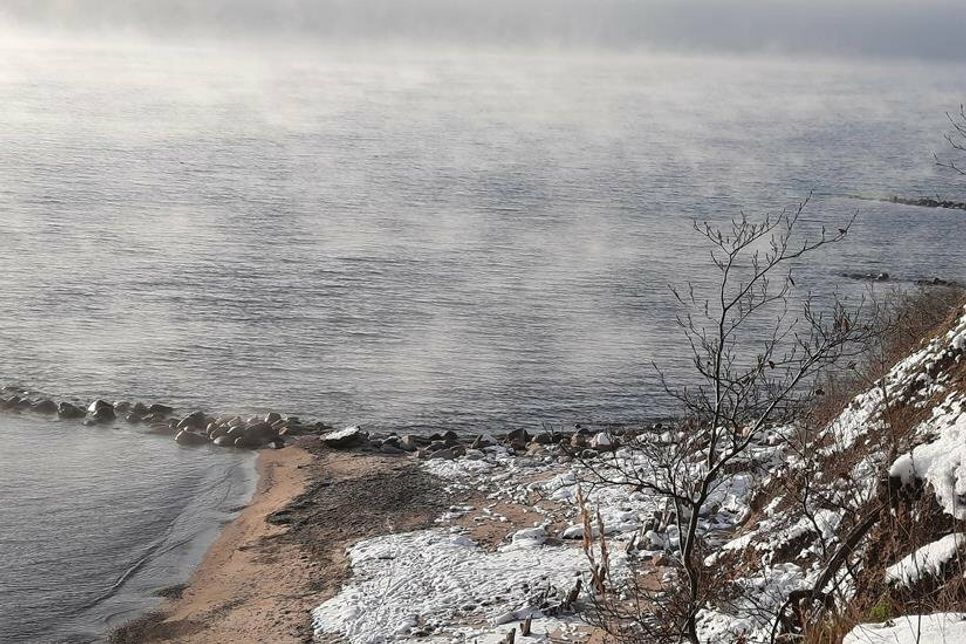 Magischer Ausblick: Die dampfende Ostsee vom Brodauer Steilufer aus gesehen und fotografiert von Regina Lau.