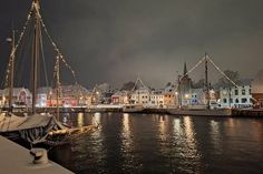 Stimmungsvoller Winterzauber: Silke Steen fing diesen malerischen Blick über den Neustädter Hafen mit festlicher Winterbeleuchtung und sanftem Schnee ein.