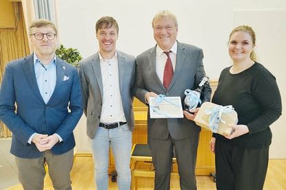 Verabschiedung von der Timmendorfer Gemeindevertretung: Martin Scheel (2.v.re.) mit Bürgervorsteherin Anja Evers, Bürgermeister Sven Partheil-Böhnke und Scheels Nachfolger Dennis Sontopski (2.v.li.).