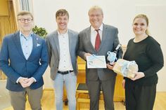 Verabschiedung von der Timmendorfer Gemeindevertretung: Martin Scheel (2.v.re.) mit Bürgervorsteherin Anja Evers, Bürgermeister Sven Partheil-Böhnke und Scheels Nachfolger Dennis Sontopski (2.v.li.).