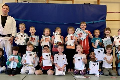Am Ende der Judo-Schnupperstunde haben alle Kinder stolz eine Teilnehmerurkunde entgegengenommen.