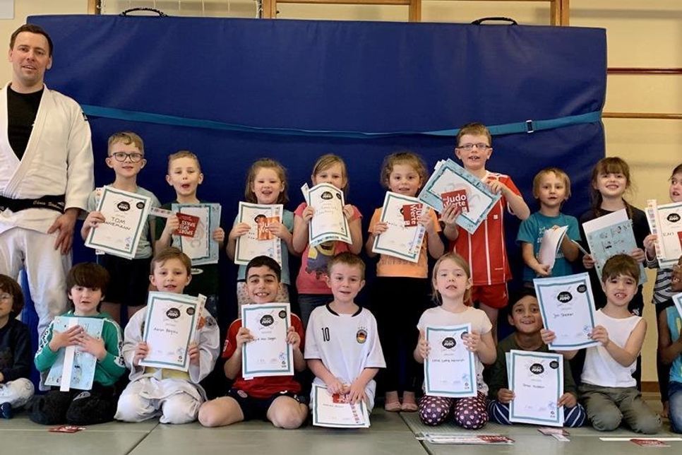 Am Ende der Judo-Schnupperstunde haben alle Kinder stolz eine Teilnehmerurkunde entgegengenommen.