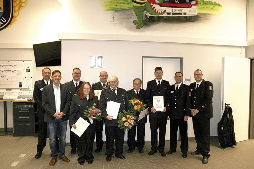 Gruppenfoto am Ende einer harmonischen Versammlung:? Lars Wellmann vom Kreisfeuerwehrverband (v.l.), Bürgermeister Thomas Keller, der neue Maschinist Falk Helbich, die Geehrten Silvia Steenbock, Udo Caliebe, Kalle Steenbock und Bernd Tapper, Ratekaus alter und neuer  Stellvertretender Wehrführer Marc Papendorf, Ortswehrführer  Markus Thiel sowie Gemeindewehrführer Dennis Puls.  (Foto: Feuerwehr)