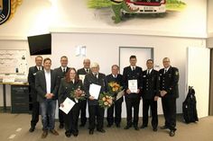 Gruppenfoto am Ende einer harmonischen Versammlung:? Lars Wellmann vom Kreisfeuerwehrverband (v.l.), Bürgermeister Thomas Keller, der neue Maschinist Falk Helbich, die Geehrten Silvia Steenbock, Udo Caliebe, Kalle Steenbock und Bernd Tapper, Ratekaus alter und neuer  Stellvertretender Wehrführer Marc Papendorf, Ortswehrführer  Markus Thiel sowie Gemeindewehrführer Dennis Puls.  (Foto: Feuerwehr)