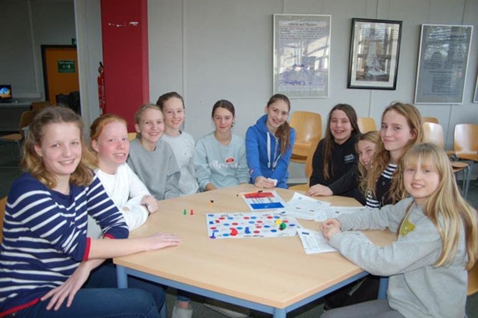 Die Würfel sind gefallen. Beim Farbenlernen entscheiden die ersten Schüler, dass dies ihre zweite Fremdsprache werden soll.