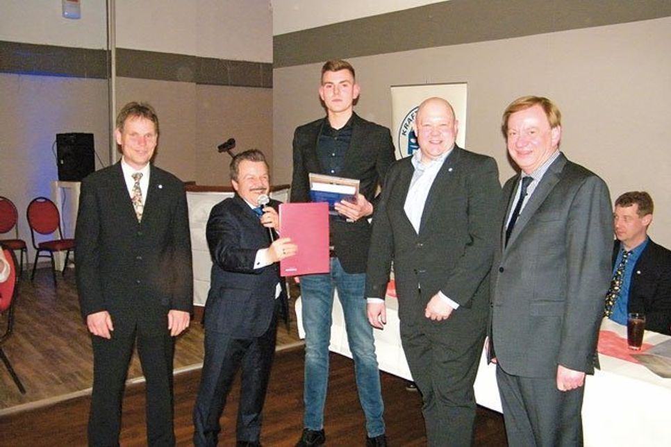 Die Ehrung für den Innungsbesten (v. l.) Stellvertretender Obermeister Stephan Dröse, Jens Kuhs von der Firma Matthies, Conrad Konnopka, Obermeister Björn Bigga und Festredner Ingo Gädechens.