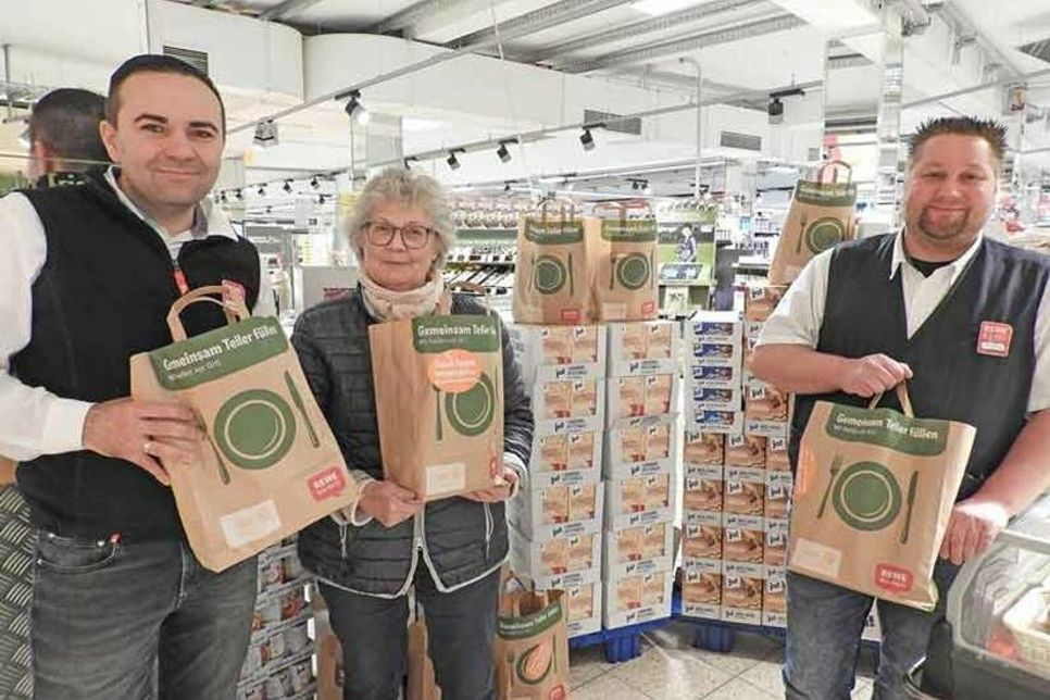Ingeborg Schläfke nahm die Spenden der Rewe-Kund*innen von Alexander Meier und Mario Uchneytz (re.) gern dankbar entgegen.
