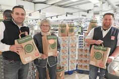 Ingeborg Schläfke nahm die Spenden der Rewe-Kund*innen von Alexander Meier und Mario Uchneytz (re.) gern dankbar entgegen.