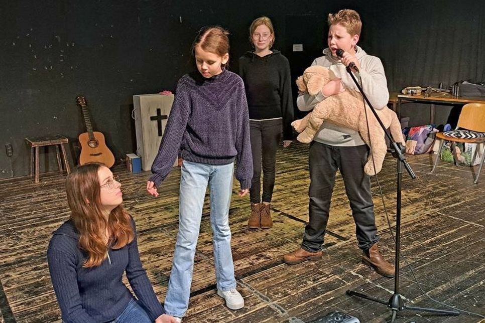 Tessa Sieg, Emilia Schley, Reka Sieg und Per Hausschild (v.l.) proben für das schonungslos mutige moderne Märchen.