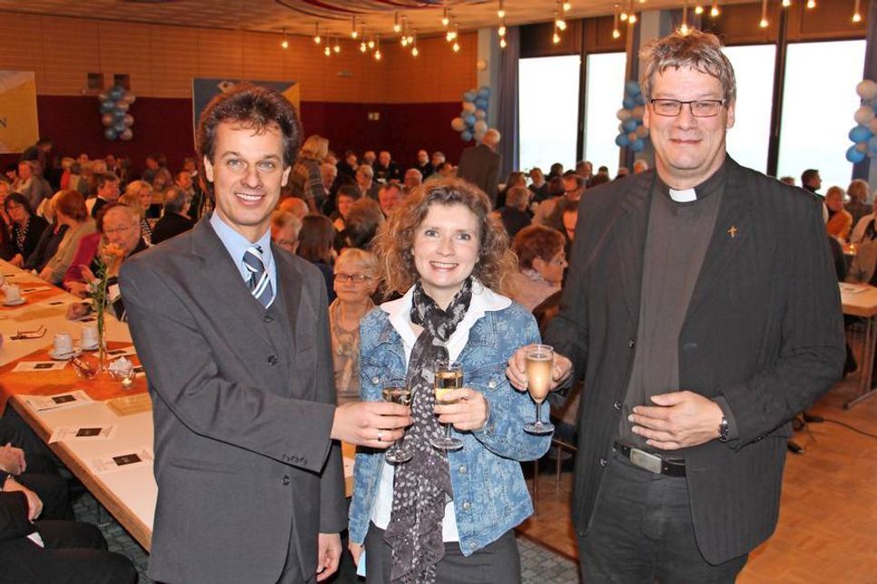 Bürgermeister Carsten Nebel, Touristikleiterin Eva Krüger und Pastor Burkhard Kiersch (v. lks.) gestalteten gemeinsam den Neujahrempfang im voll besetzten Kursaal.