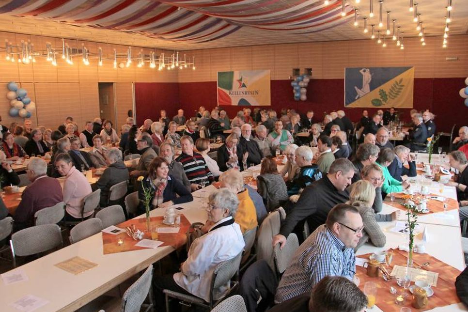 Trotz Glätte und Eisregen kamen viele Bürger in den Kursaal, um gemeinsam auf das neue Jahr anzustoßen.