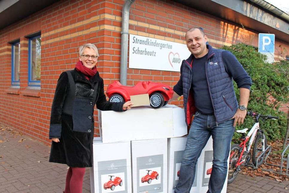 Leiterin Barbara Bloch nahm die Spende von Philipp Wichmann, dem Gosch-Regionalleiter für Timmendorfer Strand und Scharbeutz freudig entgegen.
