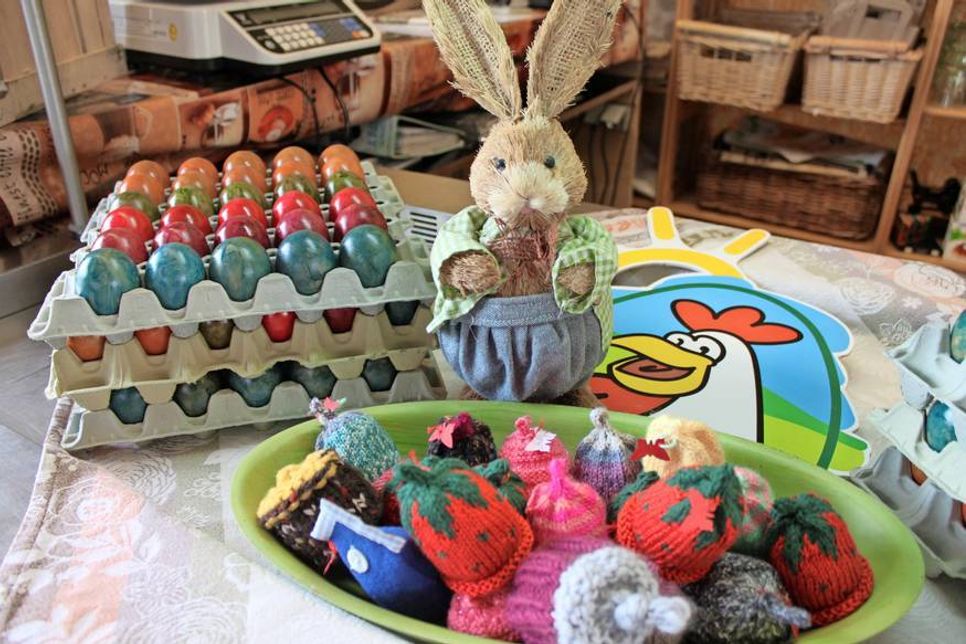 Von Kopf bis Fuß auf Ostern eingestellt: Die bunten Eierwärmer sind ein Muss zum Fest.