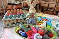 Von Kopf bis Fuß auf Ostern eingestellt: Die bunten Eierwärmer sind ein Muss zum Fest.