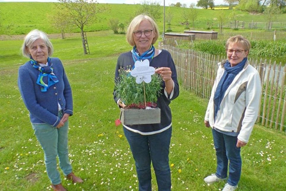 Vertreten mit einem blumigen Gruß den kompletten Vorstand der Eutiner LandFrauen: Birgit von Ahlen, Ute Witt und Eveline Seute.