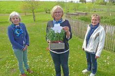 Vertreten mit einem blumigen Gruß den kompletten Vorstand der Eutiner LandFrauen: Birgit von Ahlen, Ute Witt und Eveline Seute.