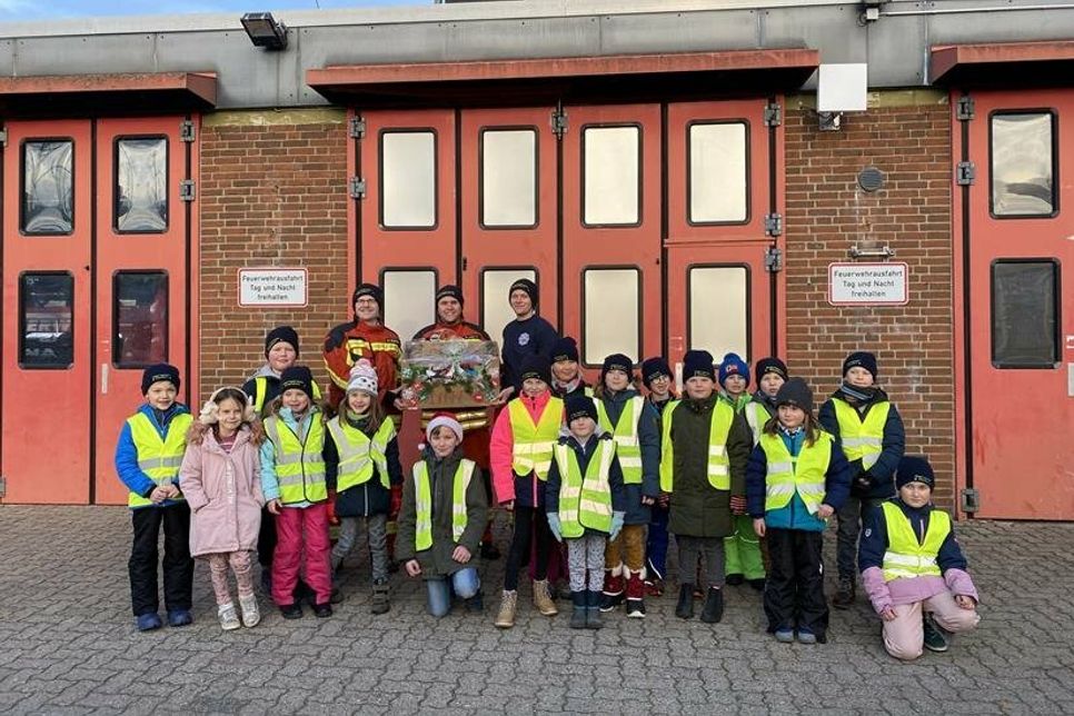 Die Kinder der Kinderfeuerwehr Scharbeutz hatten eine ganz besondere Überraschung für David Siegmund, Leiter der KFS80 und die gesamte Crew von Ausbildern und Helfern.