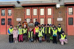 Die Kinder der Kinderfeuerwehr Scharbeutz hatten eine ganz besondere Überraschung für David Siegmund, Leiter der KFS80 und die gesamte Crew von Ausbildern und Helfern.