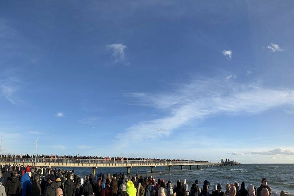 Vor allem die Logenplätze auf der Grömitzer Seebrücke waren heiß begehrt.