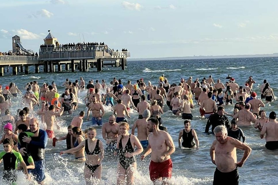350 Personen trauten sich in Grömitz in die kalte Ostsee.