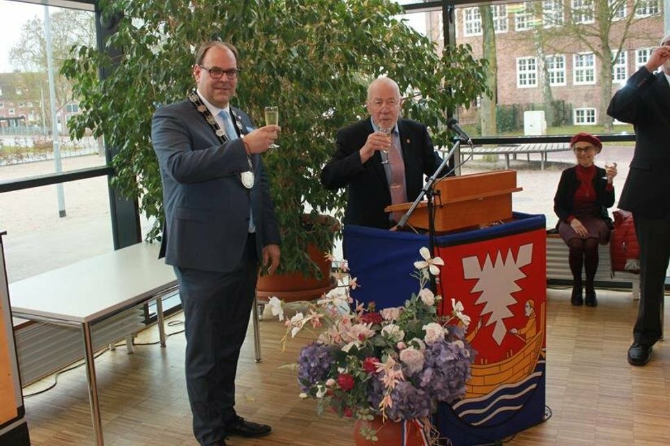 Stießen gemeinsam mit den Gästen auf das neue Jahr an: Bürgermeister Mirko Spieckermann (lks.) und Bürgervorsteher Sönke Sela.