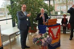 Stießen gemeinsam mit den Gästen auf das neue Jahr an: Bürgermeister Mirko Spieckermann (lks.) und Bürgervorsteher Sönke Sela.