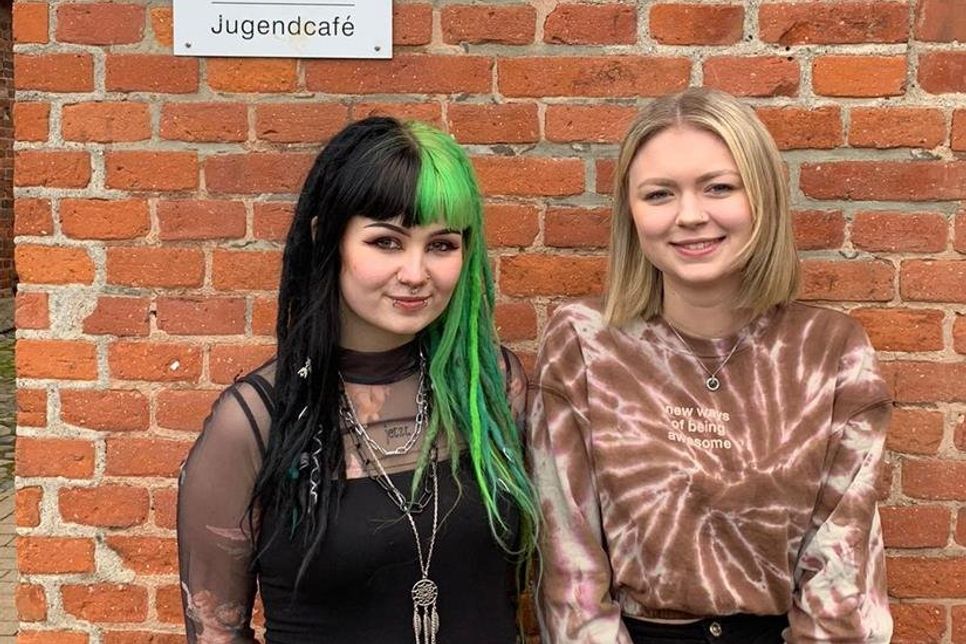 Alina Gerckens und Christina Speerbrecher helfen bei Hausaufgaben, Vokabeltests und Wissensfragen.