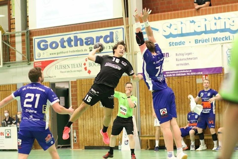 Erneut bester Werfer der HSG mit 8 Toren - Alex Mendle Nr. 15.