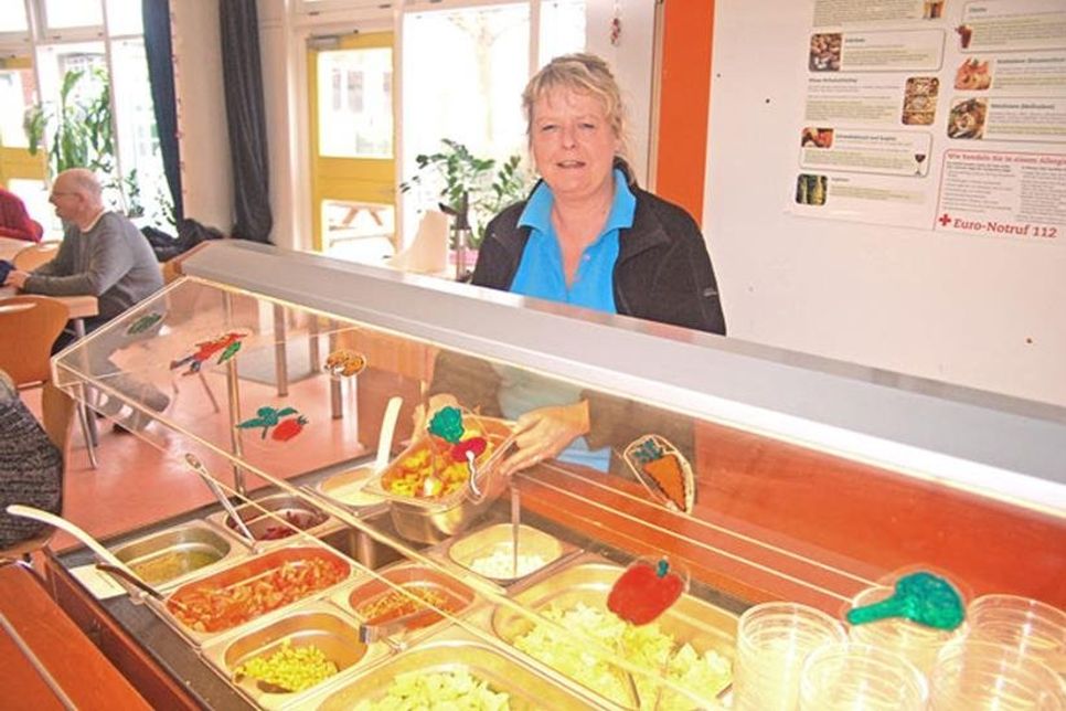 Heike und ihr Salatbuffet.