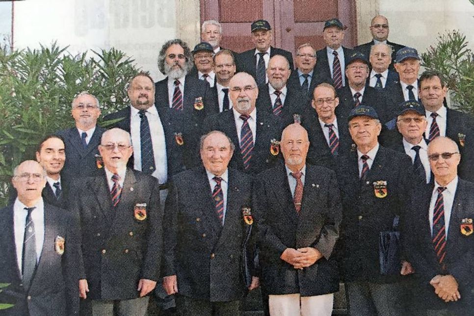 Bürgervorsteher Sönke Sela (Mitte) zwischen Joachim Lippmann (lks.) und Dietmar Froberg, Gründer der Crew 75 und deren Mitglieder.