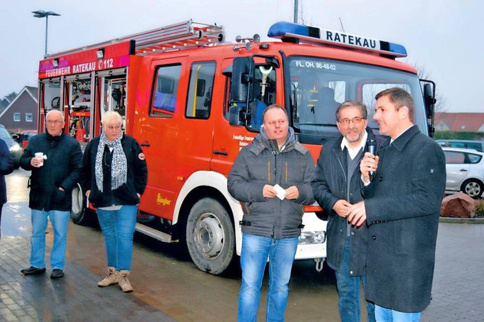 Viel Lob hatte Ratekaus Bürgermeister Thomas Keller für Reinhard Bödicker (hier mit Moderator Stephan Nanz) und seine Mannschaft in seiner Festrede übrig. (Foto: Setje-Eilers)
