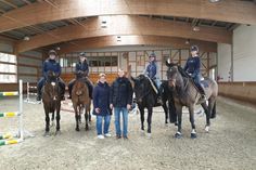 Auf ihren Pferden: Cathrin Bock-Jacobsen, Theresa Lamp, Meike und Katharina Adam; stehend: die 1. Vorsitzende des RuFV Lensahn, Anja Lamp mit Carl-Christian Rahlf, der den Springlehrgang geleitet hat (v. lks.).