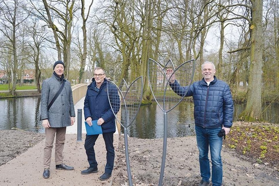 Mit Landschaftsarchitekt Gunnar ter Balk (li.) machten sich Stockelsdorfs Bauamtsleiter Dieter Rodewald (m.) und der stellvertretende Bauamtsleiter Hans-Joachim Maiwald bei der offiziellen Freigabe der Brücke an den „Liebesschloss-Tulpen“ ein Bild von den Umgestaltungsmaßnahmen.