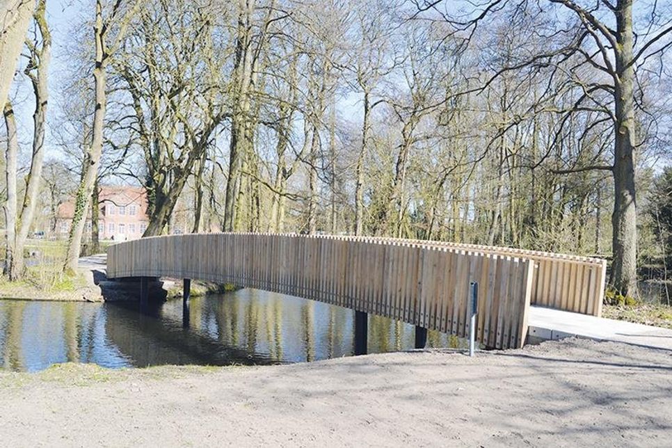 Die neue, schmucke Brücke ist breiter als ihre Vorgängerin, hat weniger Längsneigung und wurde insgesamt barrierefrei gestaltet, so dass nun auch Menschen mit Behinderung das Gewässer überqueren können.