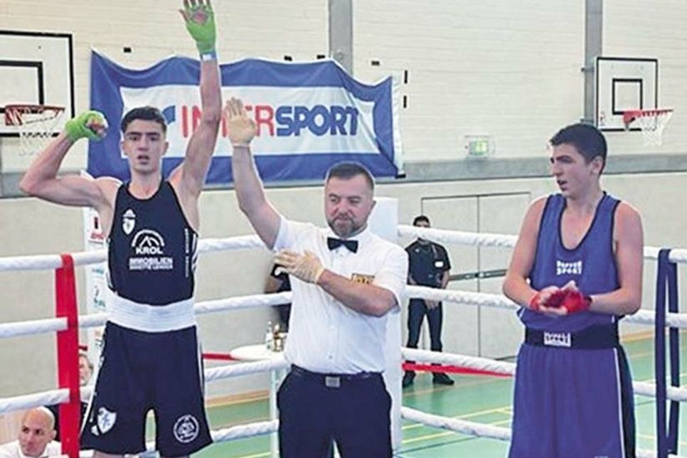 Daner Mahmud Hassan (l.) gewinnt einstimmig nach Punkten und er hält Gold.
