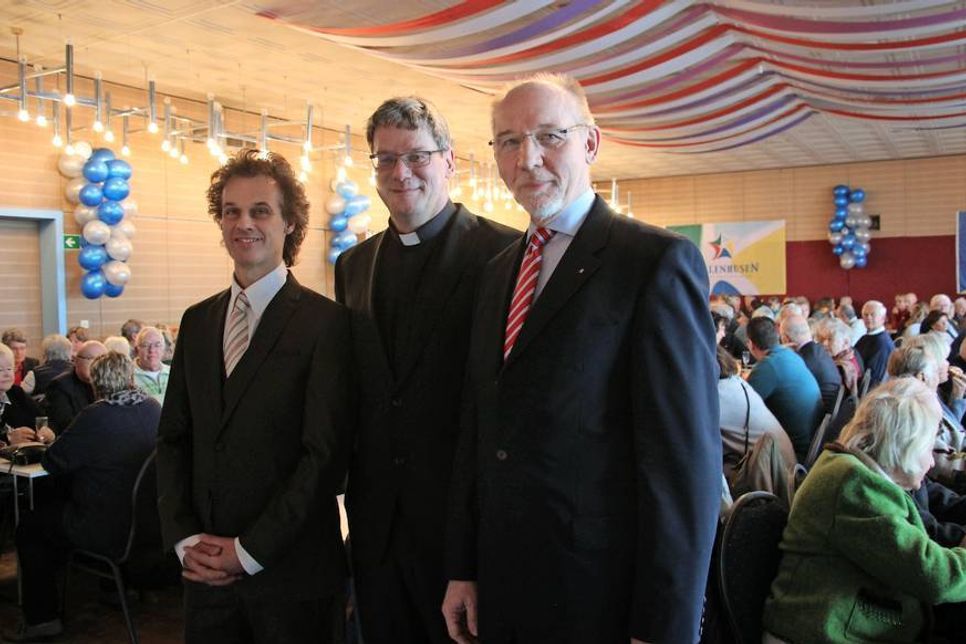 Bürgermeister Carsten Nebel mit Touristikleiter Martin Riedel und Pastor Burkhard Kirsch (v. lks.).