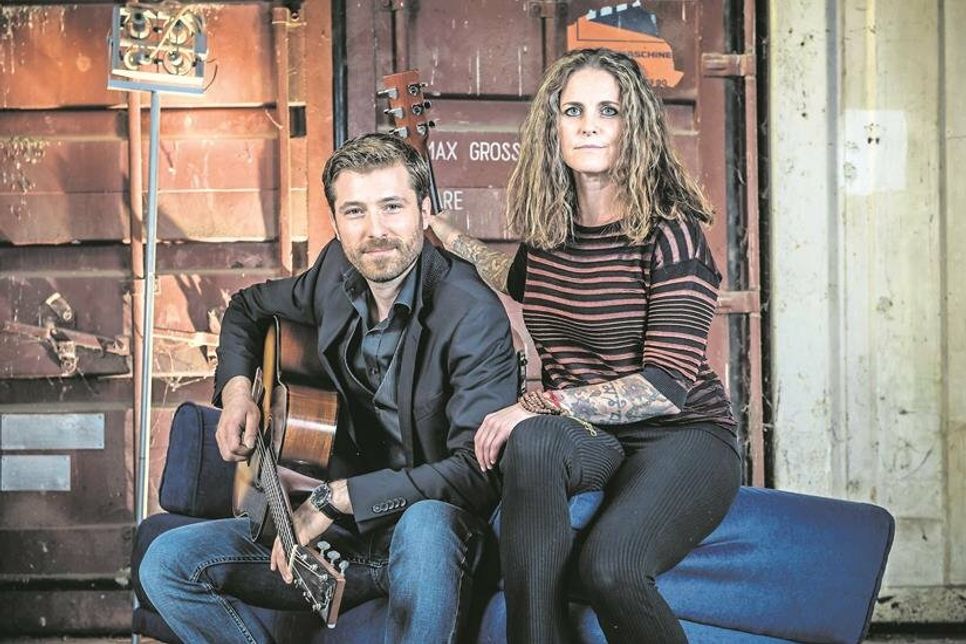 Ester Jung und Lukas Kowalski stimmen bei der Anmachparty  auf die Winterbeleuchtung ein.