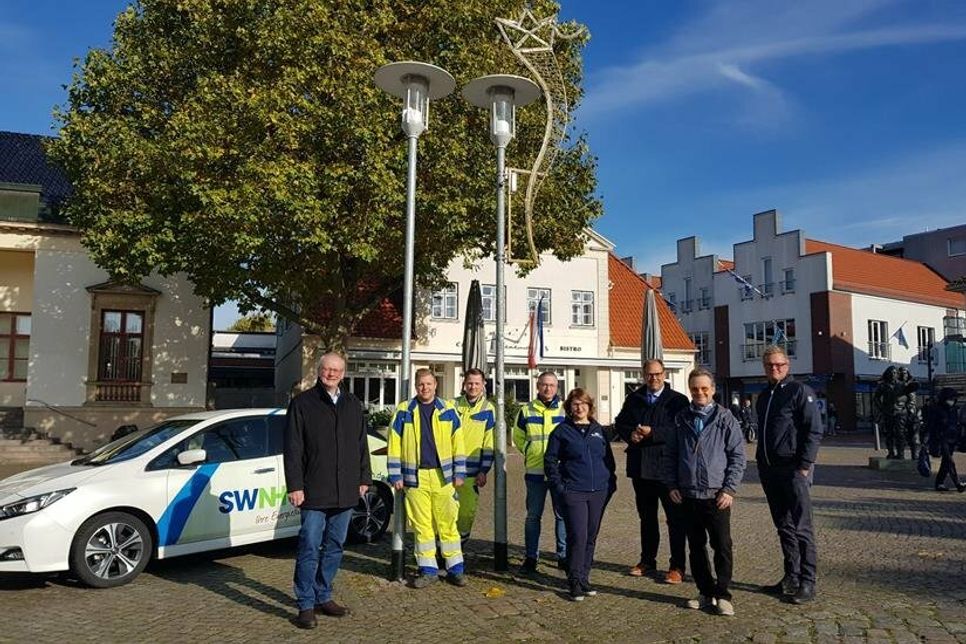 Werkleiter Harald Wiese, die Netzmonteure Nick Vernohr und Konstantin Grauberger, sowie Netzmeister Elektrizität Thomas Jacobsen (alle Stadtwerke Neustadt), Stadtmarketing-Koordinatorin Andrea Brunhöber, Bürgermeister Mirko Spieckermann, Tourismus-Ausschuss-Vorsitzender Dirk Cremer und Gewerbevereinsvorsitzender Sven Muchow (v. lks.).
