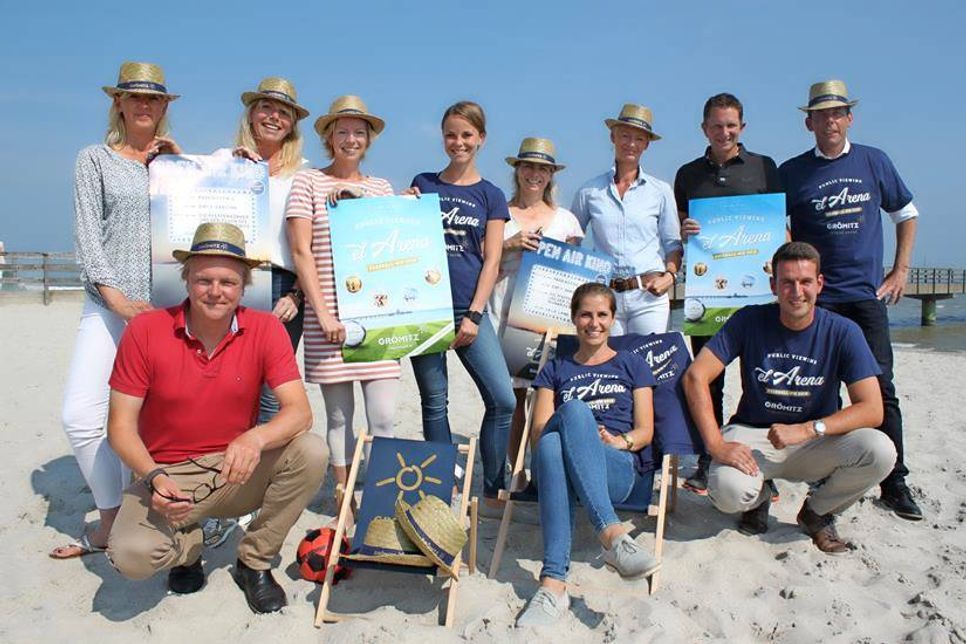Im Fußballfieber (v. lks. n. re.): Tatjana Bruhn und Tanja Ahrens (Ahrens Ferienvermietung), Svenja Muchow (Svenja Muchow druck &amp; medien), Jacqueline Felsmann (Tourismus-Service), Joke Gutheil (aja Resort), Grit Jones (La Bodega), Stephan Kohler (Strandhalle Grömitz), Sven Kieckhäfer (Esling Getränke), Sven Muchow (Balticum Verlag), Janina Kononov (Tourismus-Service), Jan Femerling (Tourismus-Service).