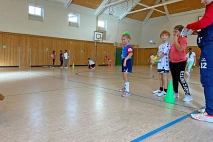 Nele (8) bei der Station 1: Zielwerfen.