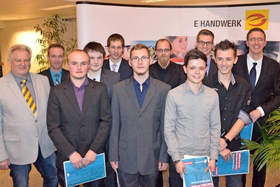 Prüfungsausschussvorsitzender Karl Schmütsch freute sich mit den neun frisch gebackenen Junggesellen des Innungsbereichs Ostholstein-Oldenburg über den erfolgreichen Abschluss ihrer Ausbildung.