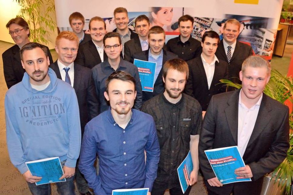 Die „erfolgreichen 13“, die unter dem Eutiner Prüfungsausschuss ihre Ausbildung zum Abschluss brachten und freigesprochen wurden, präsentierte Prüfungsausschussvorsitzender Rainer Steinbock.