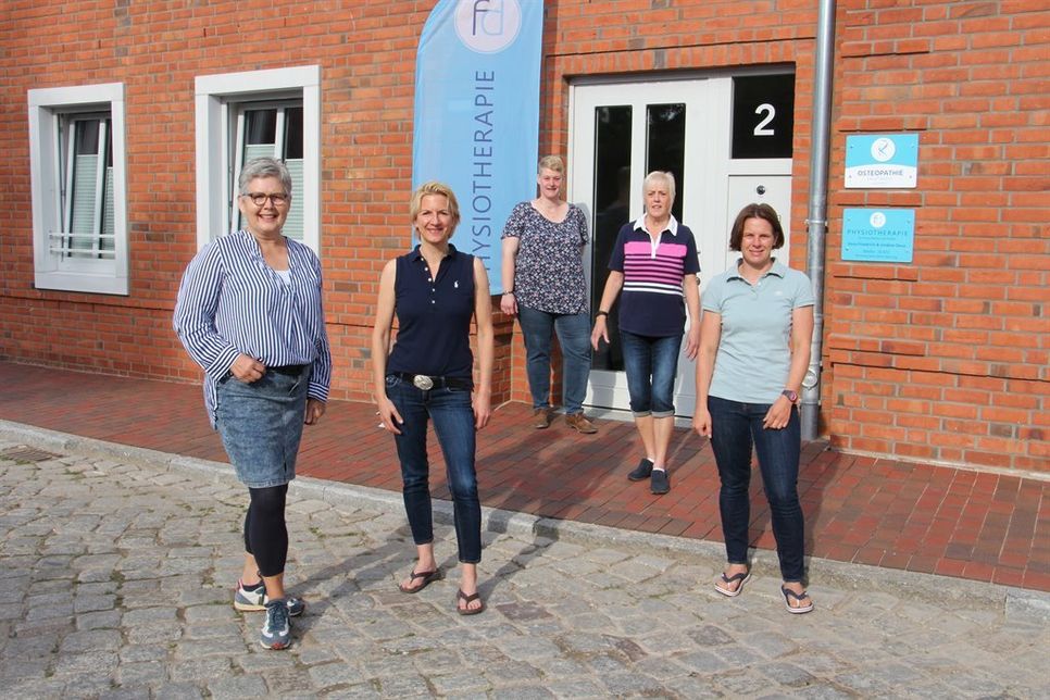 Die Praxisinhaberinnen Undine Deus und Gesa Friedrich mit ihren Mitarbeiterinnen Nicole Frey-Claßen, Hannelore Falkert sowie Physiotherapeutin Kerstin Harken-Loors (v. lks.)