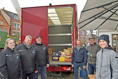 Die Organisatoren vom Forum 7  mit Sven Bohnhoff (2. v. l.) rufen noch einmal zur Teilnahme an der Benefizaktion „Küstenkiste“ auf, durch die alle Einwohner des zerstörten Ortes Dernau im Ahrtal mit Weihnachtsgeschenken bedacht werden sollen.
