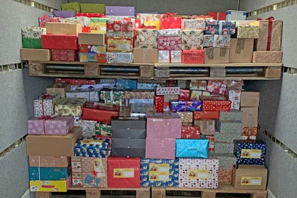 Im Dezember rollt der Lkw mit den gespendeten Geschenken Richtung Süden an die Ahr.