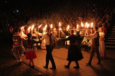 Traditioneller Fackeltanz auf der Abschlussveranstaltung des europäischen folklore festivals.