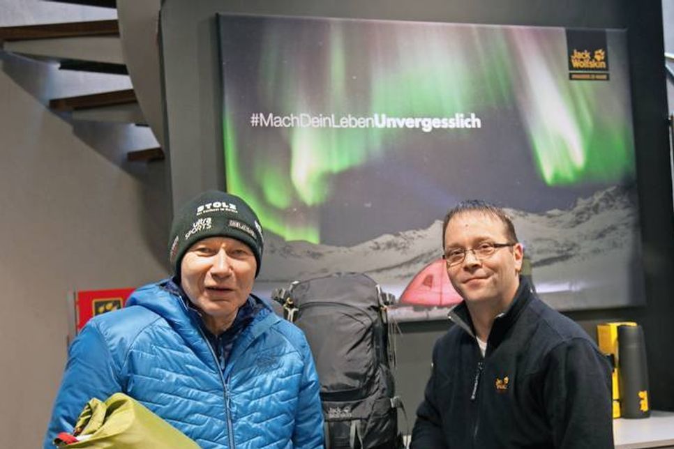 Wolfgang Kulow (lks.), bestens ausgestattet für die Kälte, mit Jack Wolfskin Mitarbeiter Nico Heydn.