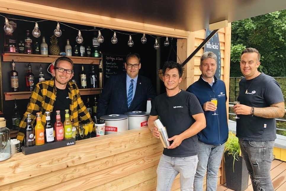 Stießen auf die Vertragsunterzeichnung an: Marius Bothmann, Bürgermeister Mirko Spieckermann, Fabian Bothmann, stellvertender Tourismusleiter Stephan Reil und Sebatian Riecken (v. lks.).